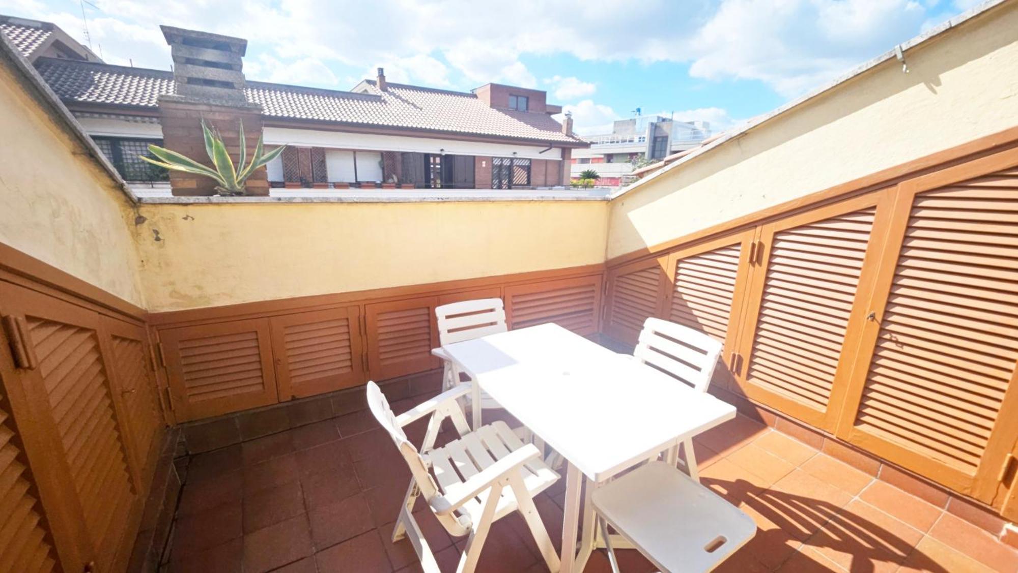 Cozy Penthouse With Terrace In Pet Friendly Rome
